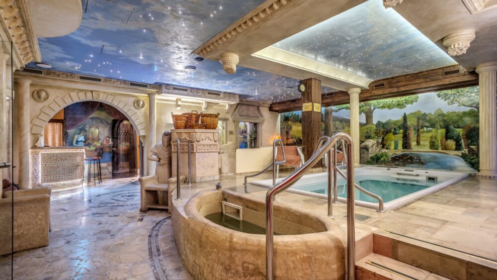 Хотел Manor House