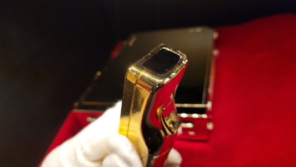 Конзола са 24-каратним златом